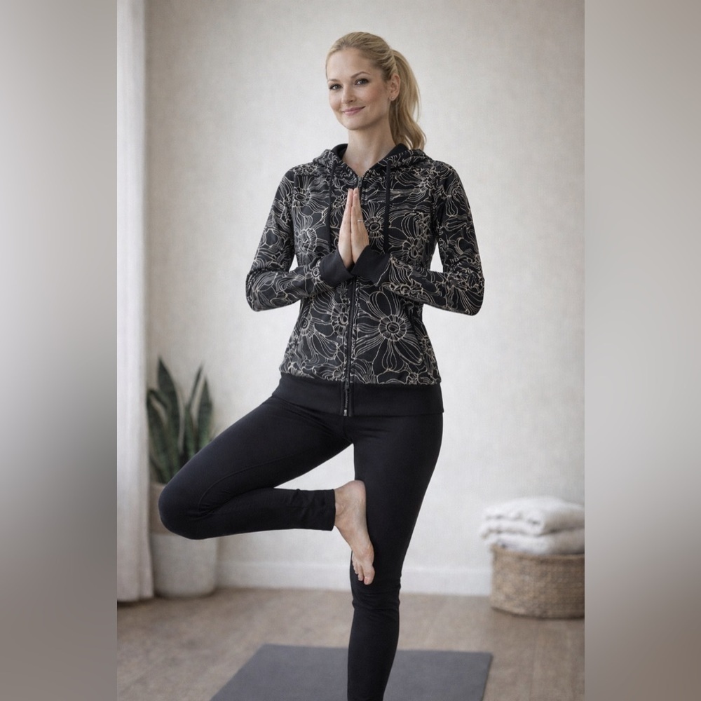 Lululemon size dot 2, Black Long Sleeve Full Zip Hooded floral Jacket